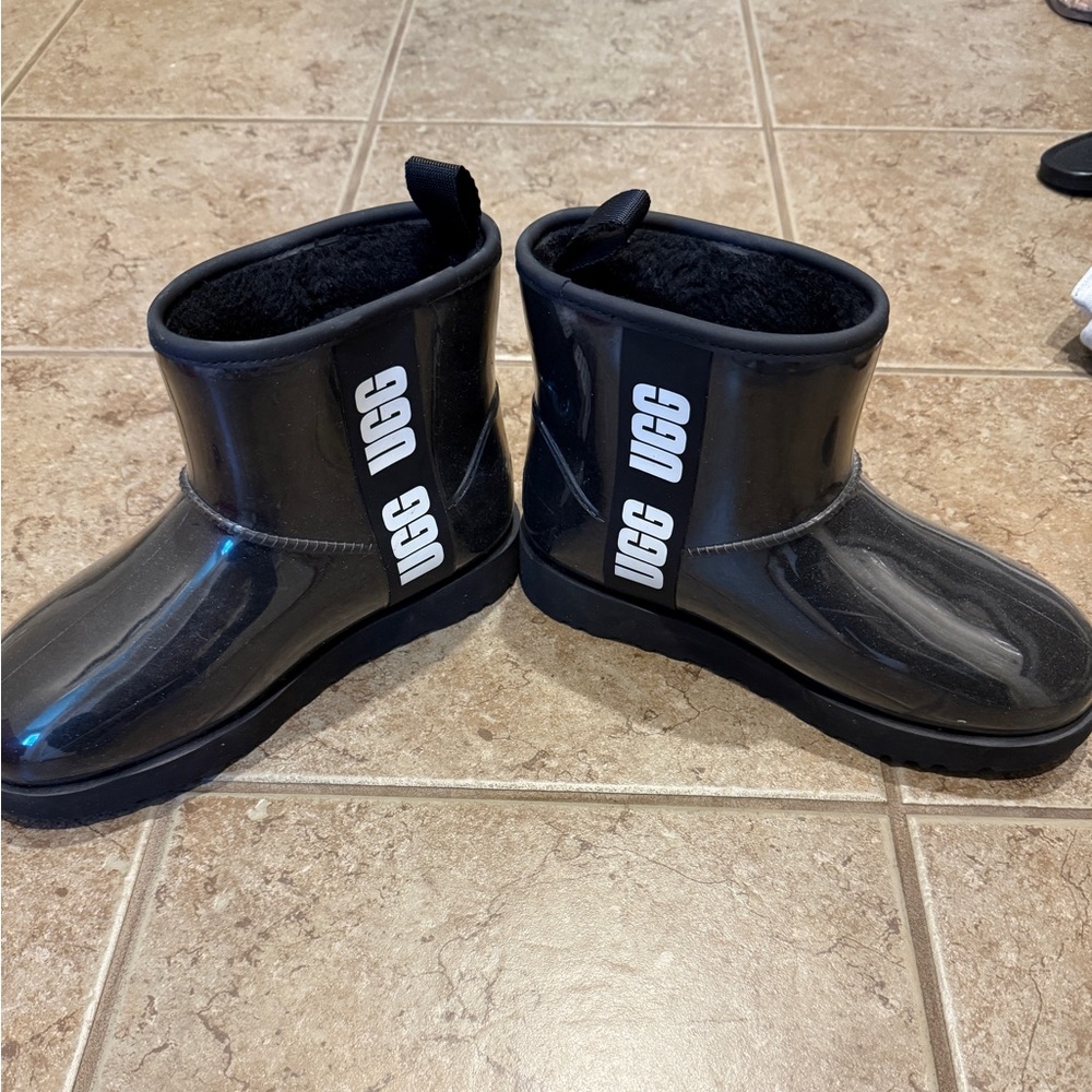 Like New UGG Womens Glossy Black Boots